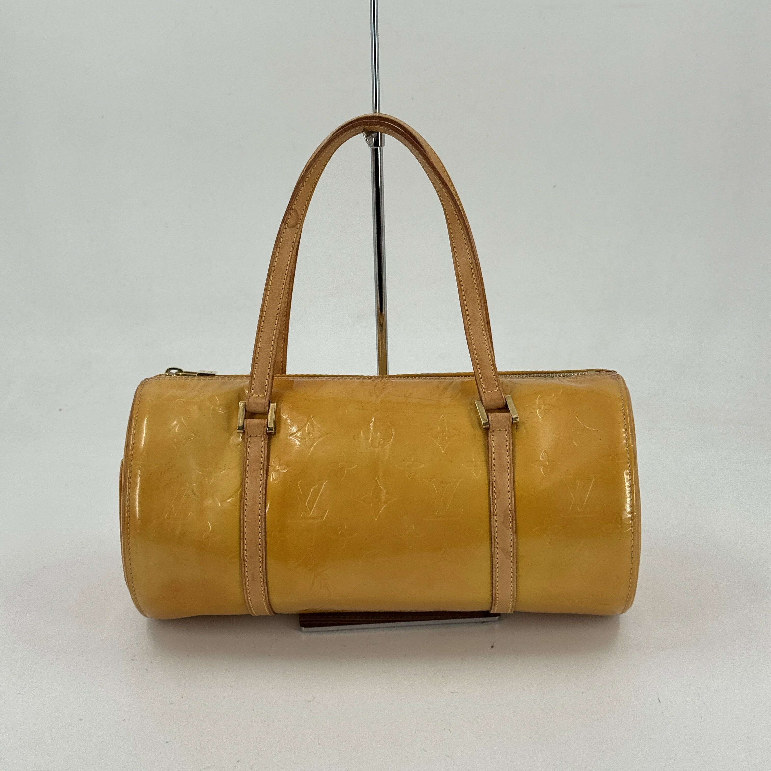 ブランド：LOUIS VUITTONスタイル：ハンドバッグカラー：イエロー素材：ヴェルニレザーサイズ（cm）：幅30×高さ14×奥行14cm（約）／ハンドルドロップ：20cm（約）サイズ（インチ）：幅11.81インチ×高さ5.51インチ×奥行5.51インチ（約）／ハンドルドロップ：7.87インチ（約）ポケット：外側：1ポケット／内側：0ポケット製造国：フランスシリアルナンバー：VI1918 - 1998年11月製造製品コード：KD824-------------------------------状態-------------------------------外側：B内側：D--------------匂い：-----------------特に目立った匂いはありません（匂いの感じ方は個人差がありますのでご了承ください）-----------備考：--------------------ヴェルニレザー表面にわずかな変色ありストラップに小さな水染みあり内側に剥がれありパーツS：新品A：ほぼ新品AB：使用感少なめ。非常に良い状態AB-：使用感少なめ。良い状態。小さな傷や汚れありB+：使用感あり。小さな傷や汚れありB：目立つ傷や汚れありD：破損、剥がれ、またはベタつきあり