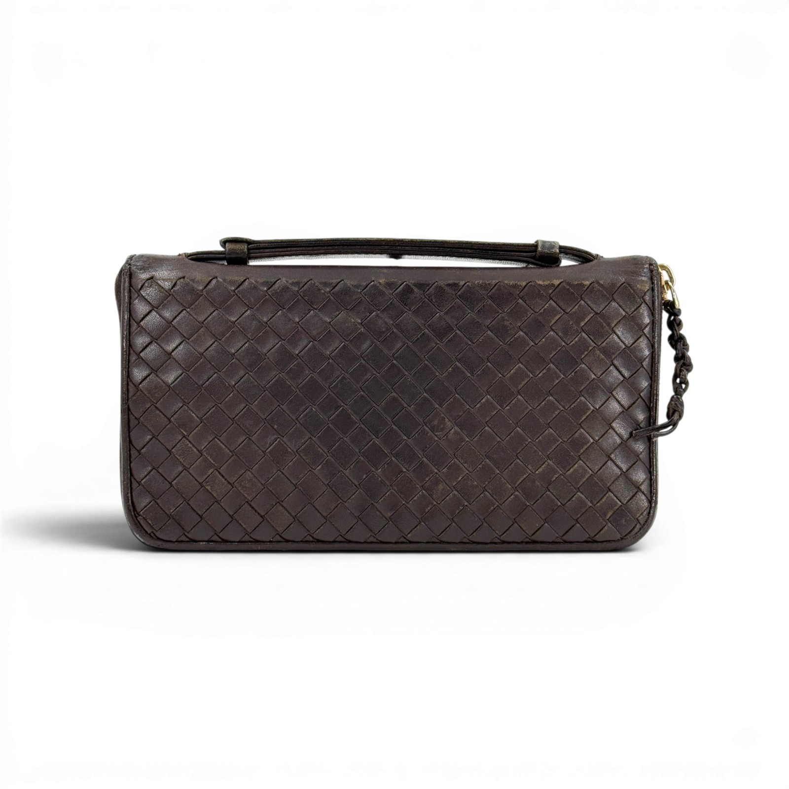 ブランド：BOTTEGA VENETAスタイル：ウォレットカラー：ブラウン素材：レザーサイズ（cm）：幅22cm x 高さ13cm x 奥行2cm（約）サイズ（インチ）：幅8.7インチ x 高さ5.1インチ x 奥行0.8インチ（約）ポケット：外側：0ポケット / 内側：11ポケット製造国：イタリアシリアル番号：No.169730-V0013-2040-EPEV-2007-3697-B製品コード：KD827-------------------------------状態-------------------------------外側：B内側：B--------------匂い：-----------------特に目立った匂いはありません（匂いの感じ方は個人差がありますのでご了承ください）-----------備考：--------------------表面に擦れ、傷パイプ部分に擦れ外側ポケットに擦れバッグ本体に擦れ、傷ストラップホルダーに傷革：剥がれありハンドル/ストラップ：傷、擦れ、剥がれあり縁：擦れあり底面：目立った不具合なしファスナー：内側ファスナーの開閉が固い。変色あり。リベットボタン：小さな傷あり開口部：革サイドタブ：革内側：擦れ、傷あり。約10cmにわたって接着剤のようなものが付着しています。内ポケット：目立った不具合なし付属品：なし重大な問題S：新品A：ほぼ新品AB：使用感少なめ。非常に良い状態AB-：使用感少なめ。良い状態。小さな傷や汚れありB+：使用感あり。小さな傷や汚れありB：目立つ傷や汚れありDD：損傷、剥がれ、またはべたつきあり