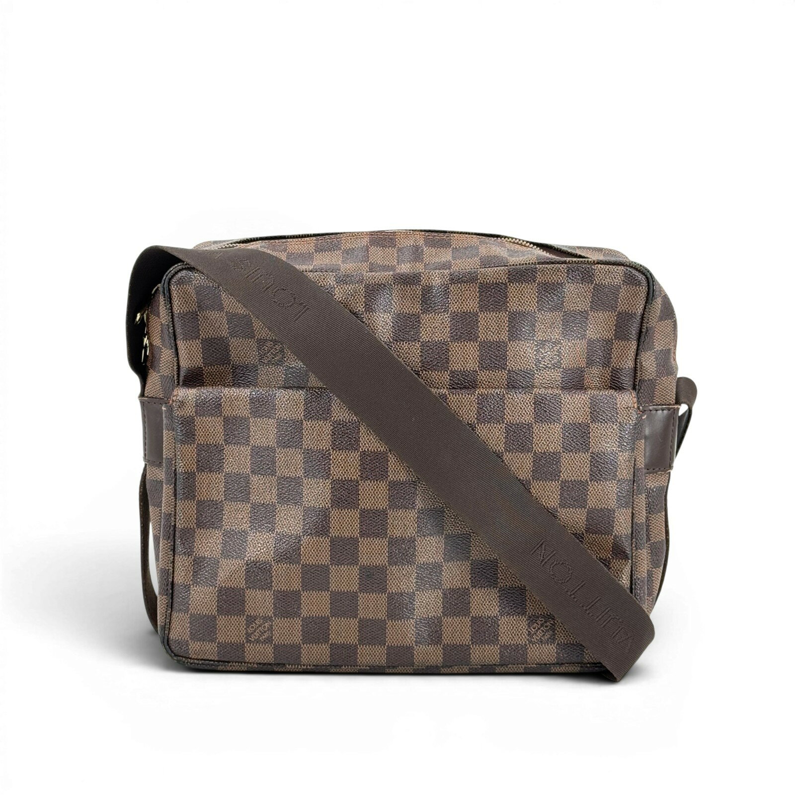 ブランド：LOUIS VUITTONスタイル：ショルダーバッグカラー：ダミエ・エベヌ素材：ダミエ・エベヌキャンバスサイズ（cm）：幅27×高さ26×奥行12cm（約）／ストラップドロップ：60cm（約）サイズ（インチ）：幅10.62インチ×高さ10.23インチ×奥行4.72インチ（約）／ストラップドロップ：23.62インチ（約）ポケット：外側：2ポケット／内側：1ポケット製造国：フランスシリアルナンバー：TH0095 - 2005年9月製造製品コード：KD890-------------------------------状態-------------------------------外側：B内側：B+--------------匂い：-----------------特に目立った匂いはありません（匂いの感じ方は個人差がありますのでご了承ください）-----------備考：--------------------キャンバスの縁に小さなひび割れありレザーに傷あり表面内側に汚れありファスナーは正常に作動しますS：新品A：ほぼ新品AB：使用感少なめ。非常に良い状態AB-：使用感少なめ。良い状態。小さな傷や汚れありB+：使用感あり。小さな傷や汚れありB：目立つ傷や汚れありD：破損、剥がれ、またはべたつきあり