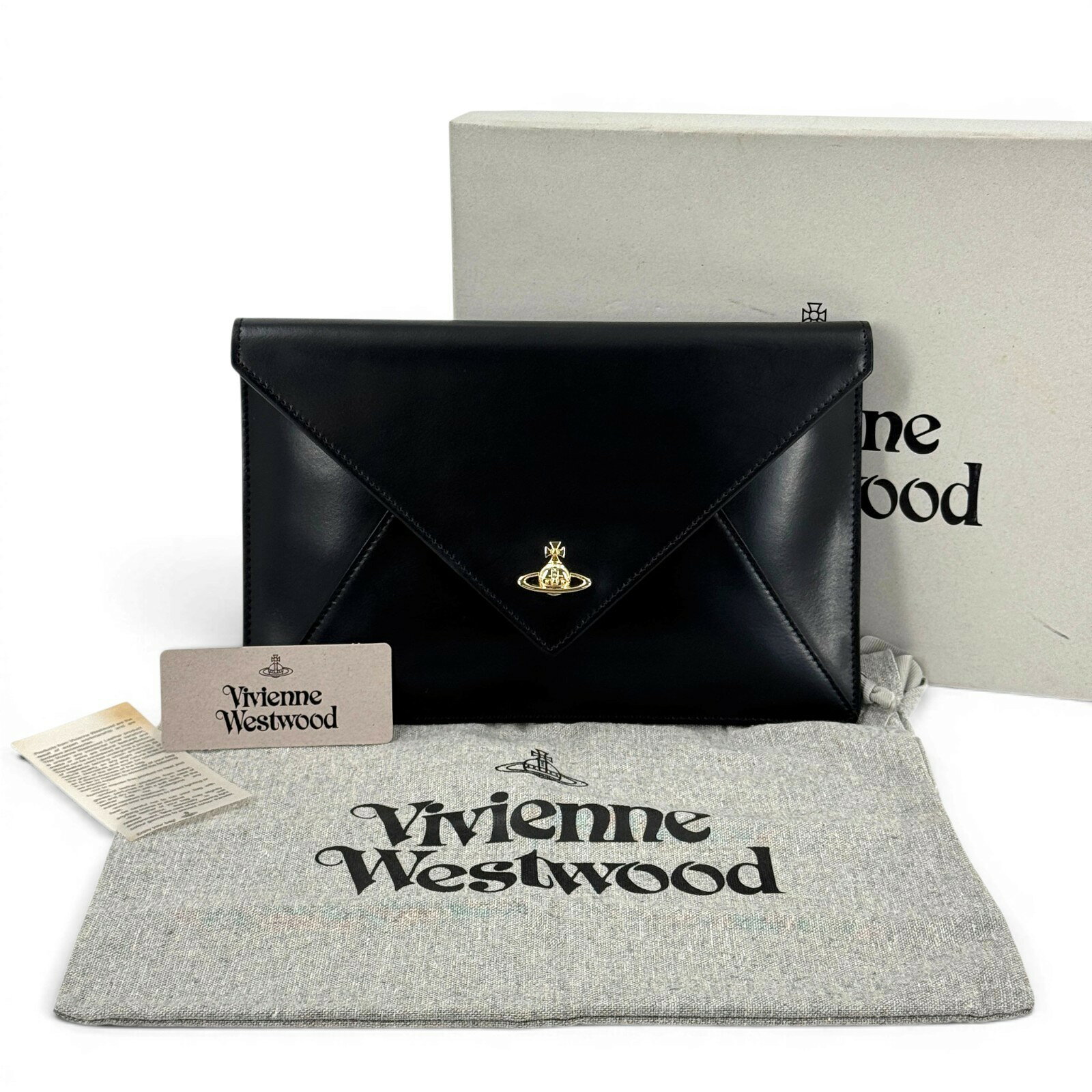 ブランド：Vivienne Westwoodスタイル：クラッチバッグカラー：ブラック素材：レザーサイズ（cm）：幅25cm x 高さ16cm x 奥行2cm（約）サイズ（インチ）：幅9.8インチ x 高さ6.3インチ x 奥行0.8インチ（約）ポケット：外側：0ポケット / 内側：2ポケット原産国：イタリアシリアル番号：刻印なし製品コード：KD898-------------------------------状態-------------------------------外側：AB内側：AB--------------匂い：-----------------特に目立った匂いはありません（匂いの感じ方は個人差がありますのでご了承ください）-----------備考：--------------------表面：傷ありパイプ部分：外側ポケット：傷ありバッグ本体（レザー）：傷ありストラップホルダー（レザー）：ハンドル/ストラップ：エッジ：良好底面：良好ファスナー：スムーズに作動、金具の状態良好リベットボタン：開口部（レザー）：なし目立つ不具合ありサイドタブ：レザー内側：目立つ不具合なし内ポケット：目立つ不具合なし付属品：収納袋と箱：目立つ不具合なし重大な問題S：新品A：ほぼ新品AB：使用感少なめ。非常に良い状態AB-：使用感少なめ。良い状態。小さな傷や汚れありB+：使用感あり。小さな傷や汚れありB：目立つ傷や汚れありD：破損、剥がれ、またはべたつきあり
