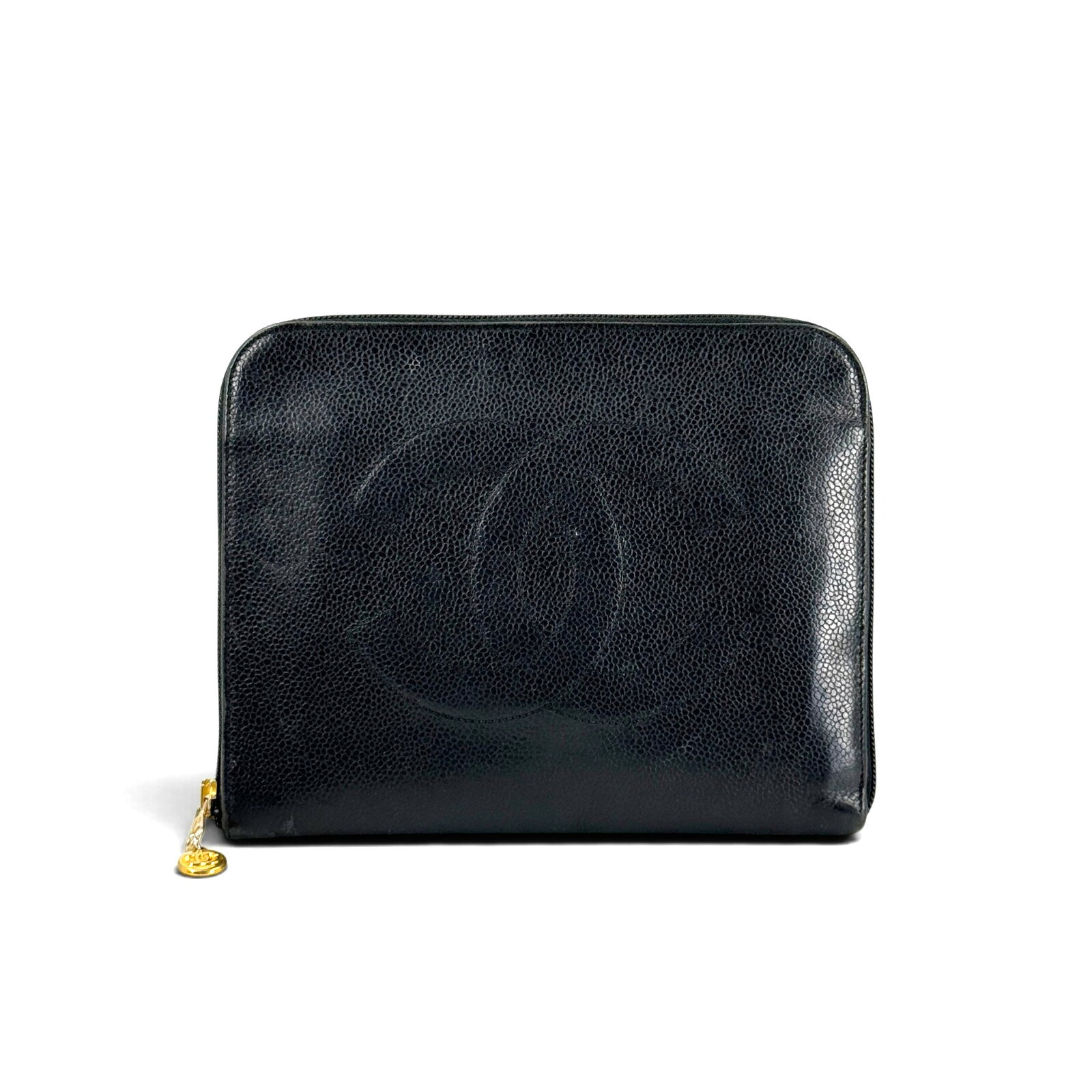 ブランド：CHANELスタイル：クラッチバッグカラー：ブラック素材：キャビアスキンサイズ（cm）：W22 x H18 x D2cm（約）サイズ（インチ）：W8.66インチ x H7.09インチ x D0.78インチ（約）ポケット：外側：0ポケット / 内側：2ポケット製造国：イタリアシリアルナンバー：判読不能製品コード：KD926-------------------------------状態-------------------------------外側：B内側：B--------------匂い：-----------------特に気になる匂いはありません（個人差がありますのでご了承ください）-----------備考：--------------------表面に擦れや軽い傷ありファスナーの色褪せあり表面に傷あり内側に汚れありS：新品A：ほぼ新品AB：使用感少なめ。非常に良い状態AB-：使用感少なめ。良い状態。小さな傷や汚れありB+：使用感あり。小さな傷や汚れあり汚れ目立つ傷や汚れがある損傷、剥がれ、またはべたつきがある