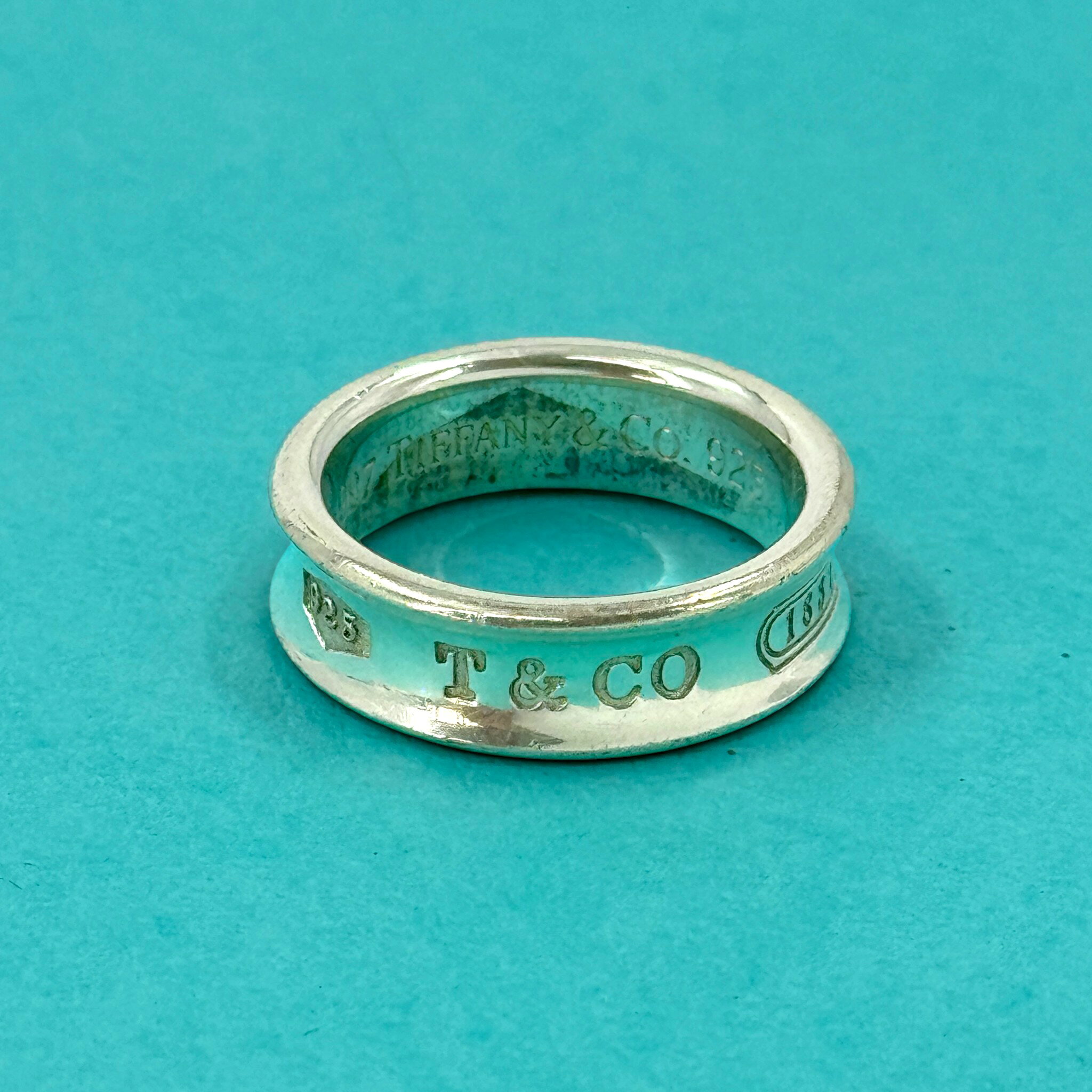 ブランド：TIFFANYスタイル：リングカラー：シルバー素材：シルバー925サイズ：US 8.75 / JP 18（約）バンド幅：6mm / 0.24インチ（約）製造国：イタリアシリアルナンバー：刻印なし製品コード：KD989-------------------------------状態-------------------------------外側：B--------------匂い：-----------------特に目立った匂いはありません（個人差がありますのでご了承ください）-----------備考：--------------------小さな傷、軽い擦れがあります。特に内側のバンドと刻印部分に、わずかな変色が見られます。全体的に良好な中古品です。新品A：ほぼ新品AB：使用感少なめ。非常に良い状態AB-：使用感少なめ。良い状態。小さな傷や汚れありB+：使用感あり。小さな傷や汚れありB：目立つ傷や汚れありD：破損あり皮がむける、またはベタつく