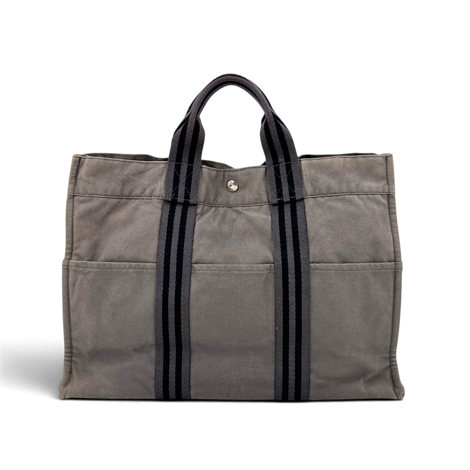 ブランド：HERMESスタイル：トートバッグカラー：グレー素材：キャンバスサイズ（cm）：幅42cm x 高さ31cm x 奥行11cm（約）／ハンドルドロップ11cm（約）サイズ（インチ）：幅16.5インチ x 高さ12.2インチ x 奥行4.3インチ（約）／ショルダードロップ4.3インチ（約）ポケット：外側：6ポケット／内側：1ポケット製造国：フランスシリアルナンバー：製品コード：KF127-------------------------------状態-------------------------------外側：B内側：B--------------匂い：-----------------特に目立った匂いはありません（匂いの感じ方は個人差がありますのでご了承ください）-----------備考：--------------------キャンバス：色褪せ、汚れ、擦れパイプ部分外ポケットバッグ本体：レザー部分ストラップホルダー部分ハンドル／ストラップ：変色縁：擦れ底面表面：擦れ、変色ファスナー：スムーズに動作します。レザーの引き手と金具は良好な状態です。リベットボタン：スムーズに動作します。良好な状態です。開口部：レザーサイドタブ：レザー内側：微細な埃、色褪せ、擦れ内ポケット：微細な埃付属品重大な問題新品A：ほぼ新品AB：使用感少なめ。非常に良い状態AB-：使用感少なめ。良い状態。微細な傷や汚れありB+：使用感あり。微細な傷や汚れありB：目立つ傷や汚れありD：損傷、剥がれ、またはべたつきあり