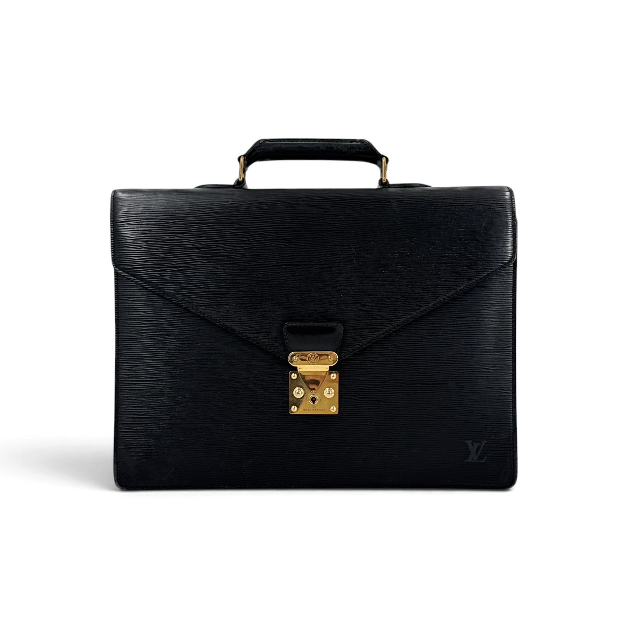 ブランド：LOUIS VUITTONスタイル：ビジネスバッグカラー：ブラック素材：エピレザーサイズ（cm）：幅38cm×高さ28cm×奥行5cm（約）／持ち手：2.5cm（約）サイズ（インチ）：幅15インチ×高さ11インチ×奥行2インチ（約）／持ち手：1インチ（約）ポケット：外側：1ポケット／内側：1ポケット製造国：フランスシリアル番号：MI0997 - 1997年9月製造製品コード：KF309-------------------------------状態-------------------------------外側：B内側：B--------------匂い：-----------------特に目立った匂いはありません（匂いの感じ方は個人差がありますのでご了承ください）-----------備考：--------------------表面：傷、擦れ、色移りパイプ：なし外ポケット：毛羽立ちバッグ本体：傷、擦れ、色落ち移し替えストラップホルダー：擦れハンドル/ストラップ：擦れ、しわ、ひび割れ縁：擦れ、剥がれ底面：傷、擦れファスナー：該当なしリベットボタン：変色開口部（革）：擦れサイドタブ（革）：該当なし内側：傷内ポケット：毛羽立ち付属品：該当なし大きな問題：該当なしS：新品A：ほぼ新品AB：使用感少なめ。非常に良い状態AB-：使用感少なめ。良い状態。小さな傷や汚れありB+：使用感あり。小さな傷や汚れありB：目立つ傷や汚れありD：損傷、剥がれ、またはべたつきありD：損傷、剥がれ、またはべたつきあり