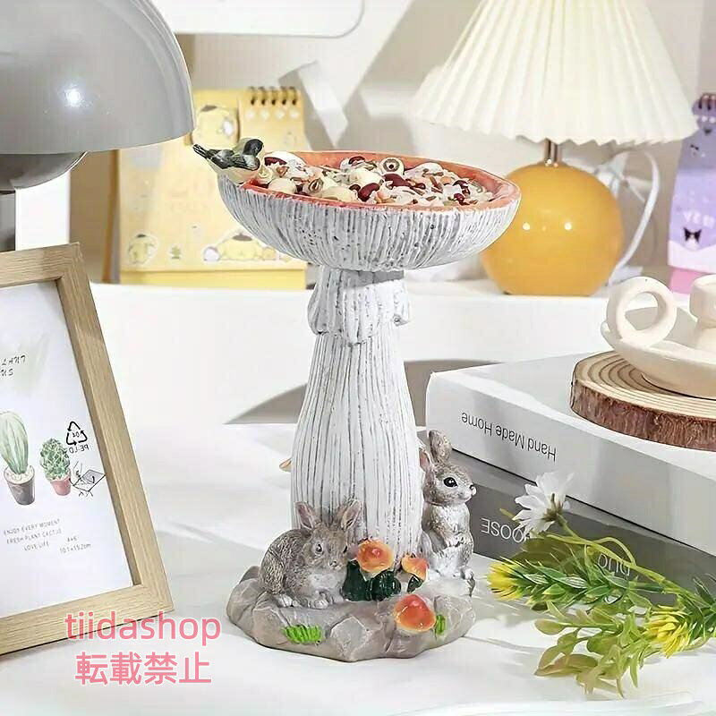 庭を彩るオブジェとしても適な小物入れです。かわいらしいウサギやキノコのモチーフが、まるでメルヘンの世界から飛び出してきたかのような雰囲気を演出します。レジン素材を使用しているので、外でも安心して使用できます。このかわいらしい餌台が、あなたの庭やガーデンをまるで森の中にいるような気分にさせてくれます。思わず微笑みがこぼれる、メルヘンチックな雰囲気をお楽しみください。 ■サイズ 直径 13.2cm 高さ 20.5cm ■素材 樹脂 ■商品番号 cht-2310 メーカー希望小売価格はメーカーサイトに基づいて掲載しています