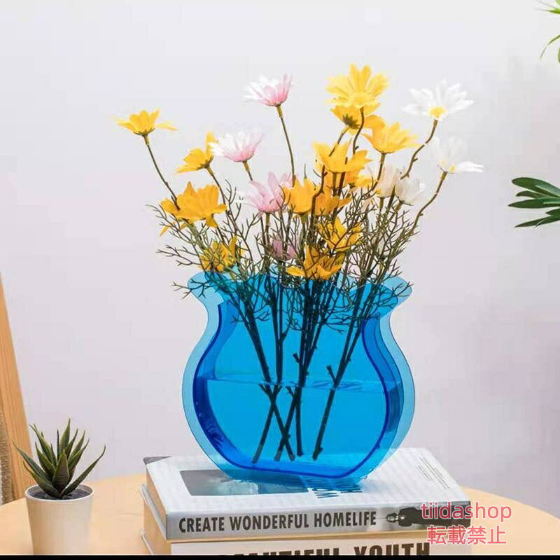 ■商品説明 透明なアクリル素材で作られた魚の尾の花瓶です。 カラフルな色合いがあり、お部屋のインテリアとしても素敵にお使いいただけます。 さまざまなお花を挿して楽しめます。おしゃれなデザインで、贈り物にもぴったりです。 ■サイズ 幅20.3cm 高さ19cm 奥行き5cm ■重量 1.5kg ■素材 アクリル ■商品番号 ch-85 ・注文後の商品を発注しますので、発注後のキャンセルは、お断りさせていただいてます。