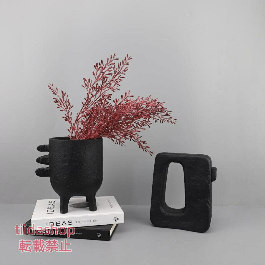 ■商品説明 黒の花瓶はのあるインテリアアイテムとしてですが、この商品はさらに特別な魅力があります。まず、その軽さに驚かれることでしょう。通常の製品よりも断然軽い！なので、女性やお子様でも簡単に持ち運ぶことができます。そして、シンプルでモダンなデザインは、どんなお部屋にもマッチします。北欧やヨーロッパのおしゃれな雰囲気を演出してくれること間違いなしです。 私たちは花を飾ることで心を豊かにすることができると信じています。この美しい花瓶があなたのお部屋に花を添えることで、癒しの空間を作り出すお手伝いができれば幸いです。 ■サイズ A：幅　　17.5cm、奥行　13.5cm、高さ　18cm B：幅　　17.5cm、奥行　6.5cm、高さ　19cm ■重量 A：0.715kg B：1.115kg ■素材 樹脂 ■商品番号 ch-806 商品と配送について ・倉庫より発送いたします。 ・商品のお色は照明等の関係で実物と多少の違いが生じる場合がございます。 ・商品によっては、1?2cmの誤差が発生することがありますので、あらかじめご了承ください。
