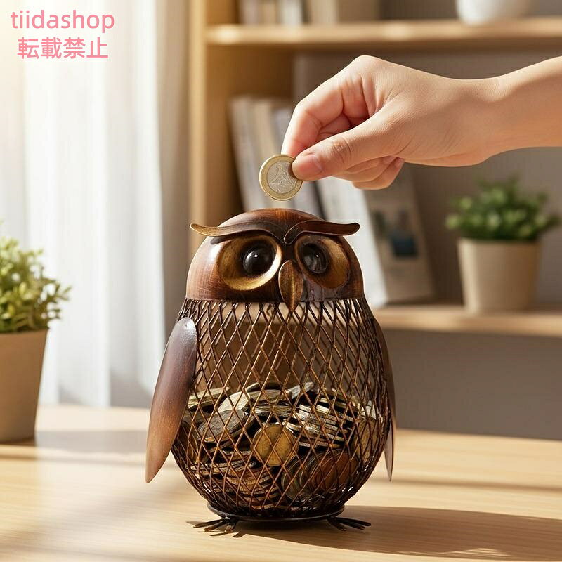 ■商品情報 鉄素材の温かみとクラフト感を活かした、 フクロウモチーフのコインバンクです。 木目調の頭部とメタルメッシュの胴体が組み合わさることで、 可愛らしさとレトロ感が同居し、 インテリア性とコインが溜まっていく様子が見える実用性を兼ね備えています。 玄関やデスク、リビングに置くだけで アクセントになる存在感があり、 ギフトにも選ばれやすい 飾って楽しめる貯金箱です。 ■サイズ 幅 10.3cm 奥行 9.6cm 高さ 13.6cm ■素材 鉄 ■商品番号 cht-4532