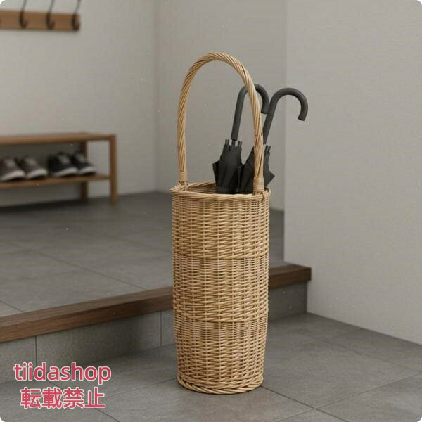基詳細報: な編み込み仕上げの編みかご傘立てで、円筒形のバスケットボディと開口部のあるシンプルな構成が特徴です。玄関に置きやすい落ち着いた佇まいで、室内収納にも調和ます。素材: 籐製傘立てならではの軽いな風合いを持ち、手編み調の質感が空間にやわらかな印象を加えます。ナチュラルな見た目で、置くだけで玄関まわりを整えやすいです。機能: 傘立てとして傘をまとめて立てられる実用的な設計で、上部が広く下部に向かって細くなるテーパード形状です。傘を出し入れしやすく、日常使いに向いています。特長: 持ち手付き傘立てとして高くアーチしたハンドルが付いており、持ち運びや位置替えのしやすさが魅力です。見た目のアクセントにもなり、使い勝手とデザインを両立します。用途: 玄関収納ラックとして、傘の定位置を作りたいときに役立ちます。底面は約21 cm、上部は約25 cm、バスケット部高さは約52 cmで、空間に収まりやすいサイズ感です。