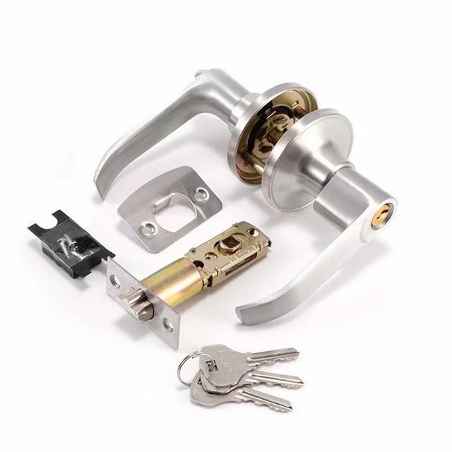 製品仕様45°ドアを開けレバーハンドル錠 アルミニウム合金の主体 適用扉厚:30-50mm ラッチは60mmあるいは70mmに調整可です。特徴レバーハンドル錠は鍵が付く室内、屋外リビングルームとキッチンに適用します。内側から鍵をかけて閉め出したと、対応鍵で開け可能です。キーは同じです。各ドアロックには3つのキーがあります。安全で使いやすい45度のツイストロックにより、ハンドルが外側から開くのを防ぎます。パッキング内容一つの主体、三つの鍵、ねじ、付属品。注意事項海外製インポート品になります。交換説明書が付属しておりませんが，弊店の掲載写真を参照でサイズが合えば簡単に取り付けできます。 メーカー希望小売価格はメーカーサイトに基づいて掲載しています