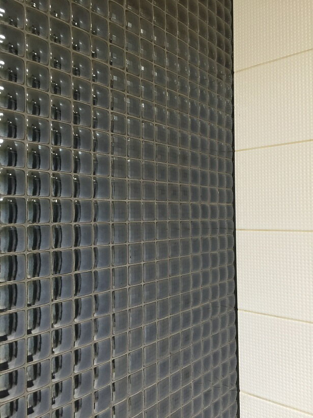 ミラーモザイクタイル50角磁器タイルシート(36粒)白と黒のおしゃれなデザインタイル壁用キッチンカウンター・浴室・洗面所・トイレ・門扉・玄関・塀のDIYリフォームインテリア雑貨にOK。キラキラ輝く豪華な建材