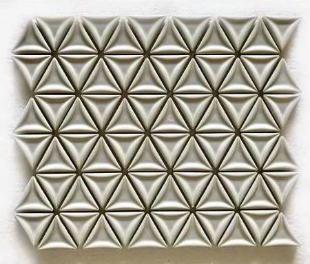 三角モザイクタイル シート販売 ホワイト。内装壁のDIYに（72粒）おしゃれなデザイン、かわいい色と模様　円形　花模様　レトロモダン風。キッチン・玄関・テーブル・洗面所のリフォームにOK。壁建材・日本製・磁器質・美濃焼・耐凍害