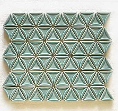 三角モザイクタイル シート販売 コバルトブルー。内装壁のDIYに（72粒）おしゃれなデザイン、かわいい色と模様　円形　花模様　レトロモダン風。キッチン・玄関・テーブル・洗面所のリフォームにOK。壁建材・日本製・磁器質・美濃焼・耐凍害