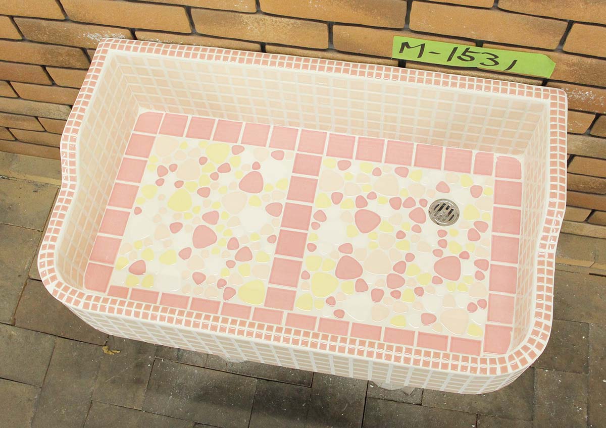 【全品P5倍+10%OFFクーポン 11/14〜16】ガーデンシンク タイル 流し台 昭和レトロ モザイクタイル張り MサイズM-1531 手作りガーデンシンク タイル流し台 エクステリア お洒落 老人ホームなどにも大好評です