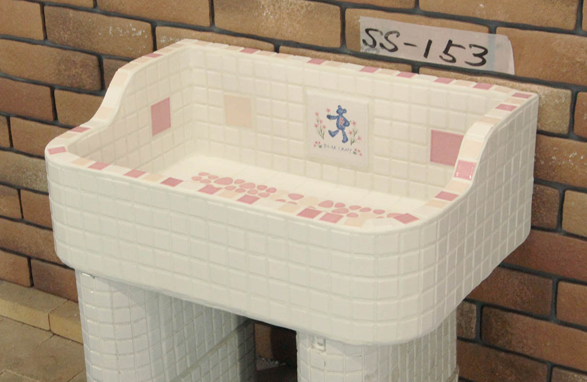 【全品P5倍+10%OFFクーポン 11/14〜16】ガーデンシンク タイル 流し台 昭和レトロ モザイクタイル張り SSサイズSS-153 手作りガーデンシンク タイル流し台 エクステリア お洒落 老人ホームなどにも大好評です