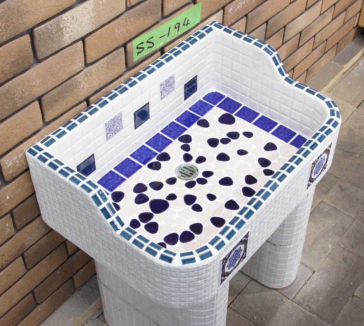 【全品P5倍+10%OFFクーポン 11/14〜16】ガーデンシンク タイル 流し台 昭和レトロ モザイクタイル張り SSサイズSS-194 手作りガーデンシング タイル流し台 エクステリア お洒落 老人ホームなどにも大好評です