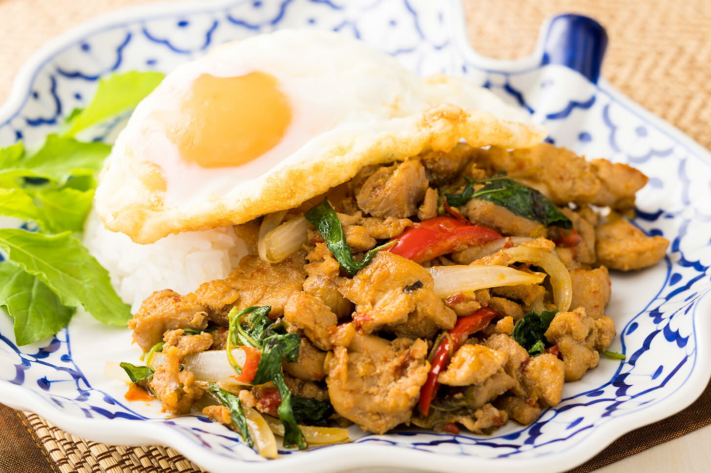 【冷凍商品】 TINUN ティーヌン 鶏そぼろ ガパオ ガパオライス タイ料理 アジア料理 エスニック 冷凍 冷凍ガパオ 冷凍食品 袋のままレンジで簡単 辛口 粗びき鶏ひき肉 タイハーブ とうがらし ピッキーヌ ナンプラー オイスターソース 200g