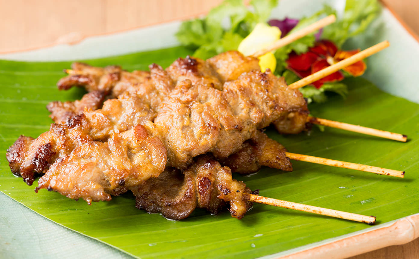 商品情報 名称タイ式豚串焼き 原材料名豚肉(メキシコ産)・ココナッツミルク・ココナッツシュガー・植物油・シーズニングソース・にんにく・でん粉・パクチー・ソイビーンソース・ブラックソイソース・食塩・胡椒/調味料(アミノ酸等)・カラメル色素・クエン酸(一部に大豆・小麦を含む) 内容量5本 賞味期限別途商品ラベルに記載保存方法冷凍（-18℃以下）開封後は速やかにご使用ください。 製造者または販売者株式会社スパイスロード東京都新宿区高田馬場1-6-16ユニオンビル2F 備考クール(冷凍)便のお届けとなります。 【調理方法】 蒸気口を上にしてお皿に乗せ600wの電子レンジで3加熱したら完成。 ※電子レンジ加熱は湯煎でも可能です。電子レンジの加熱時間＋2分を目安に湯煎してください。TINUN ティーヌン ムー・ピン タイの豚串焼き タイ料理 アジア料理 エスニック 冷凍 冷凍食品 晩酌 おつまみ もう一品 袋のままレンジで簡単 やわらか豚肩ロース シーユーカオ シーユーダム 5本 TINUNによる本格タイ料理！！ただいま商品レビューを投稿していただくと、次回当店でのお買い物にご利用いただける割引クーポンプレゼント中！！ 程よく脂の乗った豚肩ロースを、コク深い甘味の特製ソースに漬け込みやわらかく焼き上げました。 【調理方法】 蒸気口を上にして大きめお皿に乗せ600wの電子レンジで3分加熱したら完成。 ※電子レンジ加熱は湯煎でも可能です。電子レンジの加熱時間＋2分を目安に湯煎してください。 2