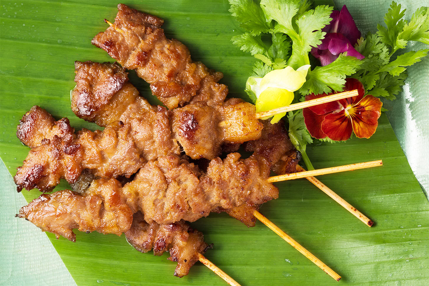 【冷凍食品】 ムーピン 5本入り タイの豚串焼き BBQ やきとん 串 ティーヌン タイ料理 アジア料理 エスニック 取り寄せ おかず 晩酌 家飲み おつまみ もう一品 袋のままレンジで簡単 やわらか豚肩ロース 2