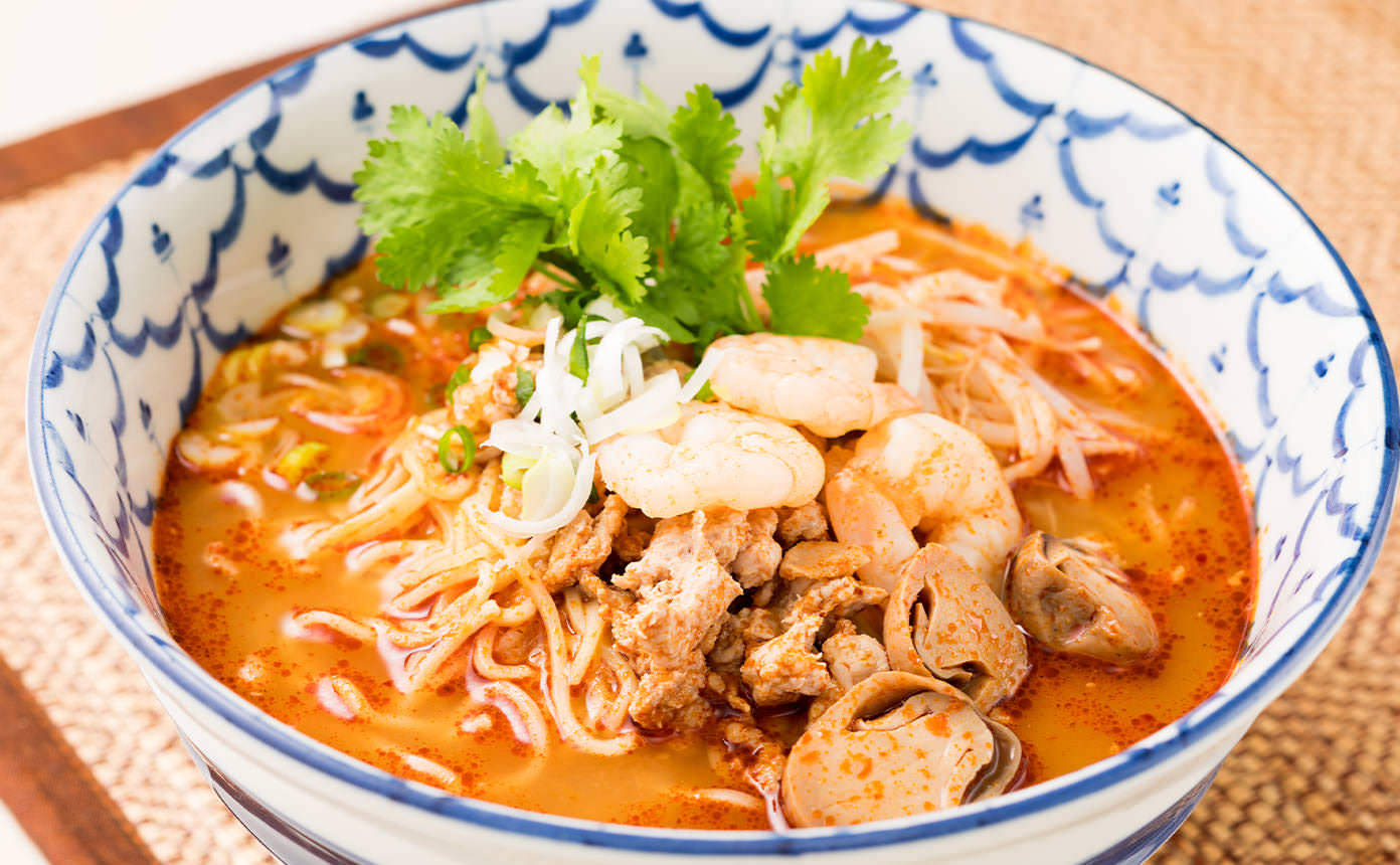 商品情報 名称生中華めん (トムヤムラーメン) 原材料名【めん】(小麦粉・食塩・卵白/加工でん粉・乳酸ナトリウム・かんすい・クチナシ色素)【スープ】(チキンスープ・トムヤムペースト・ココナッツミルク・りんご・魚醤(魚介類)・みそ・トマト・食塩/増粘剤)・ふくろ茸・豚肉(一部に小麦・卵・えび・乳成分・大豆・鶏肉・豚肉・りんご・魚醤(魚介類)を含む) 内容量410g(めん110g) 賞味期限別途商品ラベルに記載保存方法冷凍（-18℃以下）開封後は速やかにご使用ください。 製造者または販売者株式会社スパイスロード東京都新宿区高田馬場1-6-16ユニオンビル2F 備考クール(冷凍)便のお届けとなります。 【調理方法】 蒸気口を上にして大きなお皿に乗せたスープを600wの電子レンジで8分加熱。沸騰したお湯で麺を1分茹でる。よく湯切りした麺を加熱したスープに入れて完成。 パクチー、もやし、万能ねぎ、エビ、チャーシュー、味玉、きのこなどお好みの具材を加えるとより美味しくお召し上がりいただけます。 ※電子レンジ加熱は湯煎でも可能です。電子レンジの加熱時間＋2分を目安に湯煎してください。TINUN ティーヌン 元祖トムヤムラーメン タイ料理 アジア料理 エスニック 冷凍 冷凍食品 冷凍ラーメン 袋のままレンジで簡単 辛口 酸味 ラーメン トムヤムクン タイハーブ レモングラス ふくろたけ ナンプラー 410g(麺110g) TINUNによる本格タイ料理！！ただいま商品レビューを投稿していただくと、次回当店でのお買い物にご利用いただける割引クーポンプレゼント中！！ 元祖トムヤムラーメン「ティーヌン」の看板メニュー。 門外不出のオリジナルペーストを使用した、酸味、辛味、旨味のハーモニーがクセになる一杯です。 中華めんとスープ(ストレートタイプ)の2袋セットです。 【調理方法】 蒸気口を上にして大きなお皿に乗せたスープを600wの電子レンジで8分加熱。沸騰したお湯で麺を1分茹でる。よく湯切りした麺を加熱したスープに入れて完成。 パクチー、もやし、万能ねぎ、エビ、チャーシュー、味玉、きのこなどお好みの具材を加えるとより美味しくお召し上がりいただけます。 ※電子レンジ加熱は湯煎でも可能です。電子レンジの加熱時間＋2分を目安に湯煎してください。 2