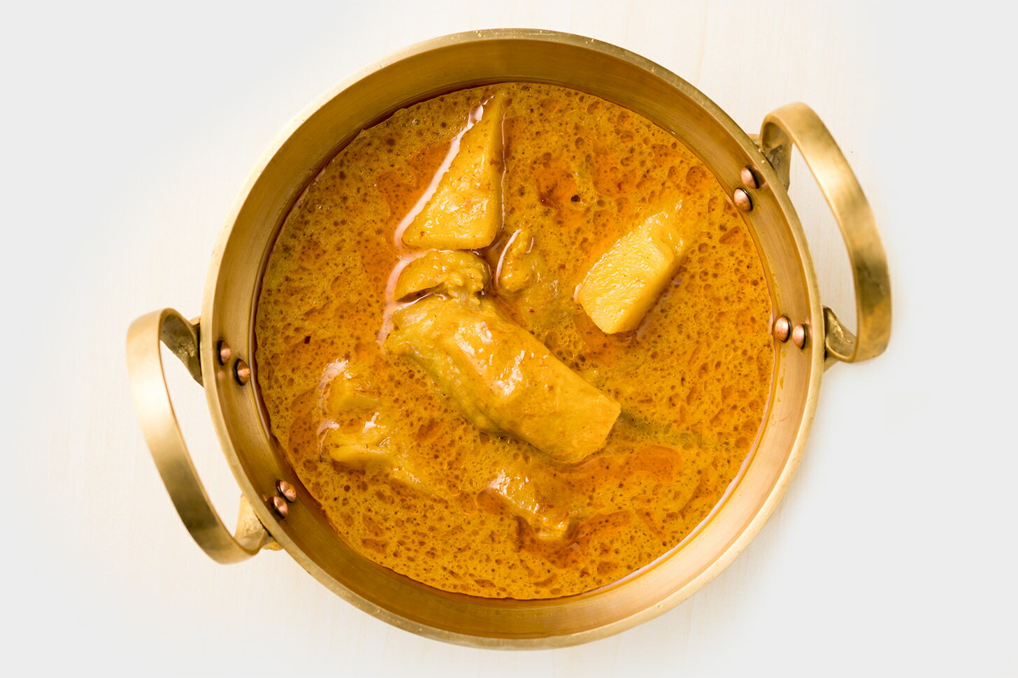【冷凍商品】ティーヌン イエローカレー タイ料理 アジア料理 エスニック 取り寄せ 冷凍 冷凍食品 冷凍カレー 袋のままレンジで簡単 南部タイ料理 辛さ控えめ ココナッツミルク ターメリック ナンプラー 200g
