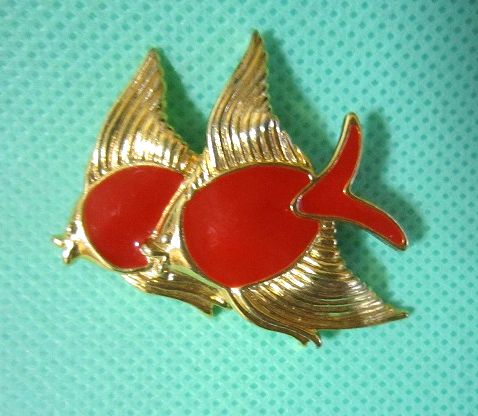 トリファリ　赤いフィッシュのブローチ