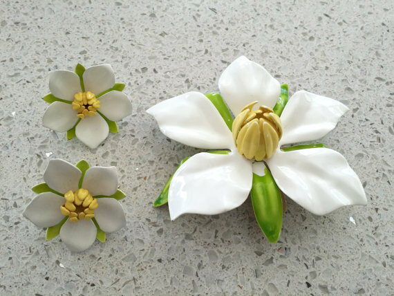SARAH COV サラコベントリー　白エナメルお花のブローチとイヤリング