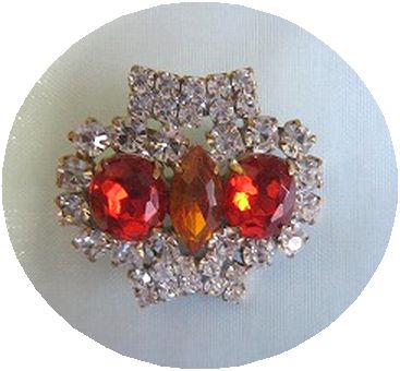 大きさ：3.6x3.2cm チェコ製　ヴィンテーのジュエリーボタンです。 ヴィンテージにつき、多少のキズやゆがみ等ある場合がございますので、ご理解の上お買い求めください。 その他のジュエリーボタンはこちらです。