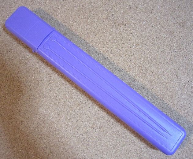 中古　 シンプルな編み針ケース(棒針用）　プラスティック　コンパクト