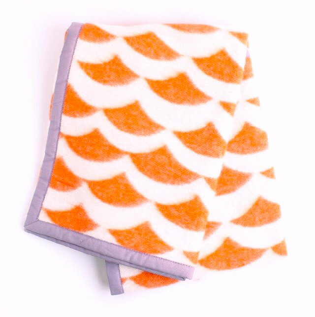 BRITA SWEDEN(ブリタ スウェーデン)ラムウール ブランケット《Overseas 波プリント オレンジ》