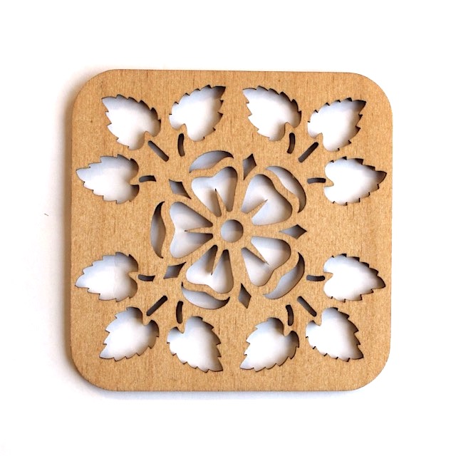 リトアニア製　木製コースター　スクエア《ストロベリーフラワー》