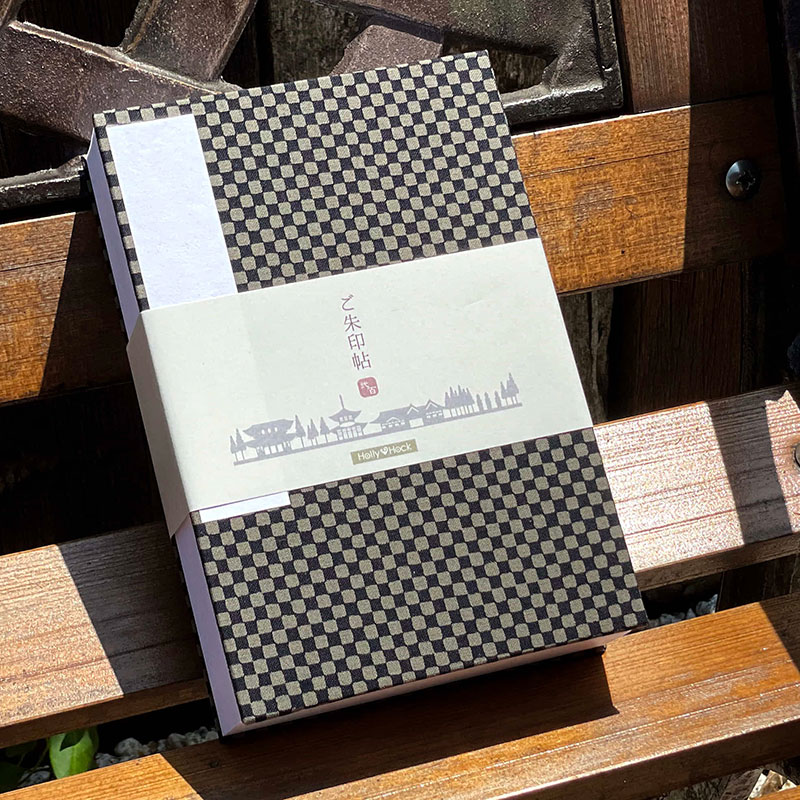 美しいモノトーンの市松模様が、深い調和を奏でる200頁御朱印帳。シンプルながらも洗練されたデザインが、神聖な場所での思い出を包み込み、あなたの旅を彩ります。200頁にわたる頁数は、感動的な瞬間を収めるための完璧なスペースです。 市松模様は、古くから日本の伝統的な柄として愛されてきました。このご朱印帳の表紙には、細かな市松模様が幾何学的な美しさで広がり、無限の調和と均衡を表現しています。グレーと黒の対比が、神秘的で落ち着いた雰囲気を醸し出し、神社仏閣でのひとときを特別なものにします。 この200頁御朱印帳は、通常のご朱印帳の約4倍のページ数、裏表合わせて200頁と大容量です。高品質な奉書紙は、神聖な場所でいただいた御朱印を大切に保管するのに最適です。シンプルながらも重厚感のあるデザインが、記録と感慨を一層深めてくれることでしょう。 シンプルな美しさと深い意味を持つこの一冊は、大切な人への贈り物にもおすすめです。市松模様が紡ぐ調和の世界に浸りながら、あなたの旅と心の成長を記録してみませんか。無限の可能性と静寂な喜びが広がる朱印帳で、神聖な場所での瞬間を永遠に刻んでみませんか。 規格 ジャバラタイプ200P　横12cm&times;縦18cm&times;厚み4cm 素材 表紙、裏表紙:布製　紙:和紙(白色) 生産 日本 配送 宅配便（650円）ネコポス便はご利用いただけません。