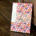 神秘的な富士山をイメージしたデザインが斬新な、三角形が連なり富士山や花柄になっている大判サイズの御朱印帳です。国内製造で高品質なジャバラタイプを採用し、白色の別漉き奉書紙を使用しています。あなたの神社仏閣巡りや旅の記録に、この特別な御朱印帳をお供にしてみませんか？ デザインについて：かわいらしいデザインで、三角形がつらなることで小さな富士山のような形状やお花模様を印象付けます。富士山のシンボリックな存在が、旅の思い出を一層特別なものにします。 仕様について：国内で丁寧に製造された御朱印帳は、確かな品質と安心感をもたらします。長く愛用できる耐久性と、丁寧な作りが特徴です。大判サイズでジャバラ仕様は、使いやすさとページの広がりを実現。白色の別漉き奉書紙は、乾きやすく裏写りしにくく御朱印の美しさを引き立て、記録した思い出を一段と魅力的にします。 神秘的な富士山デザインの御朱印帳は、あなたの神社仏閣巡りや旅行のパートナーとして活躍します。大判サイズでたっぷりのスペースと、国内製造の高品質な仕上げが旅の思い出をより一層素敵なものにします。特別なデザインと使い勝手の良さが、あなたの旅を彩ります。また、贈り物としても喜ばれること間違いなしです。 規格 ジャバラタイプ48P 横12cm&times;縦18cm 素材 表紙、裏表紙:布製　紙:和紙(白色) 生産 日本 配送 メール便発送可能