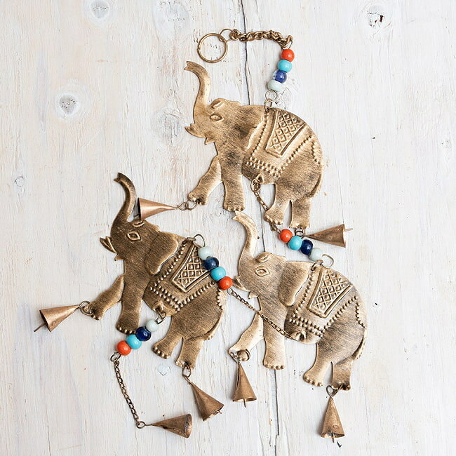 ドアチャイムなどへ!手作りのやさしい音色 インドの銅仕上げハンギング ぞう3連ゴールド〔約90cm〕 / ドアベル 熊よけ鈴 ドア鈴 呼び鈴 カントリー カウベ...