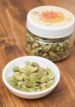 グリーンカルダモン ホール Green Cardamom Whole 50g / ブラウンカルダモン スパイス インド チャイ 香辛料ボトル入り レビューでタイカレープレゼント あす楽