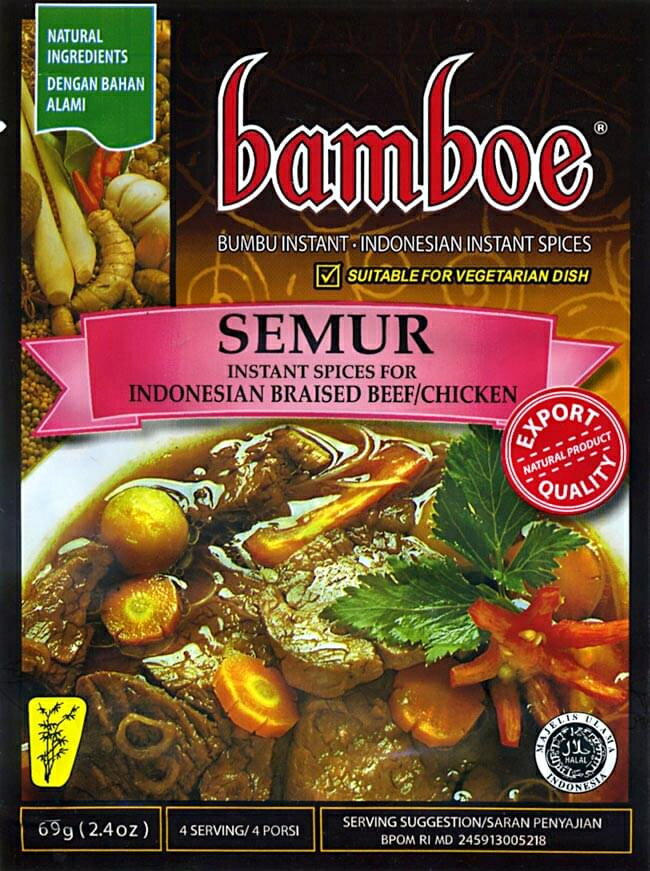 ■【bamboe】インドネシア料理 - スムールの素　SEMUR の詳細 ブランドbamboe(バンブー)名称混合調味料原材料名玉ねぎ、醤油、植物油、食塩、胡椒、ナツメグ、グルタミン酸ナトリウム、ガランガル、クローブ、酸化防止剤（ビタミンE）内容量69g（4人前）原産国名インドネシア保存方法直射日光、高温多湿を避け常温で保存して下さい。備考こちらの商品には、一部に日本語表記が使われている場合がございます。賞味期限2025年08月01日かそれ以降の商品をお届けします配送についてあす楽について肉じゃが この一袋で約4人分作れますとあります。 インドネシア、バリ島で広く食べられている肉じゃが【SEMUR】の素です。インドネシア独特の醤油の香りが広がり、御飯がすすむ一品。お手軽にインドネシア料理が楽しめます。■調理方法 1) 角切りビーフ400gを柔らかくなるまで煮こみ、鍋に煮汁を800cc程度残す。 2) 「スムールの素」1袋を入れ、よくかき混ぜる。 3) 一口大のじゃがいも2個と玉ねぎ1個を入れ、弱火で10分程度煮込む。 4) 付け合せにトマト、コーン、ビーフンなどを入れる。お好みにより唐辛子を少々いれるとよい。「スムールの素」を油で炒めてから入れるとより一層美味しくなります。