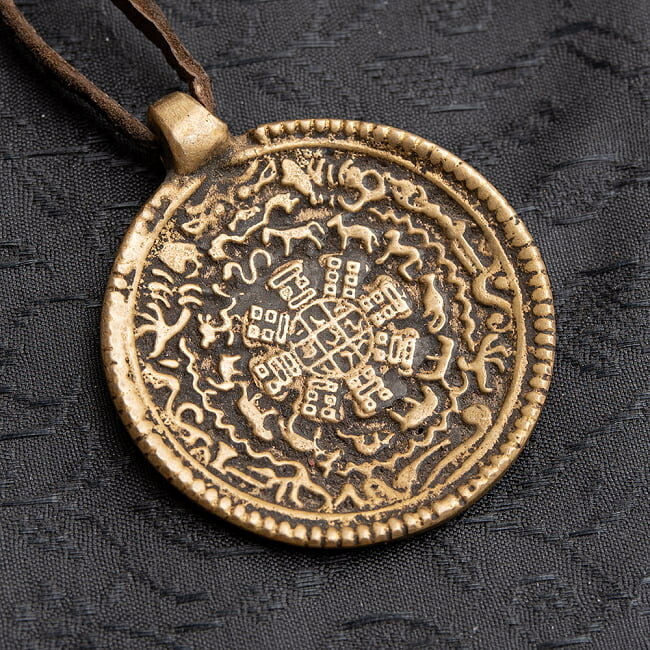 チベット仏教 カレンダーのキーホルダー＆amp;ペンダント / レザー ネパール キーホルダーと鍵かけ インド エスニック アジア 雑貨【レビューで500円クーポン プレゼント】