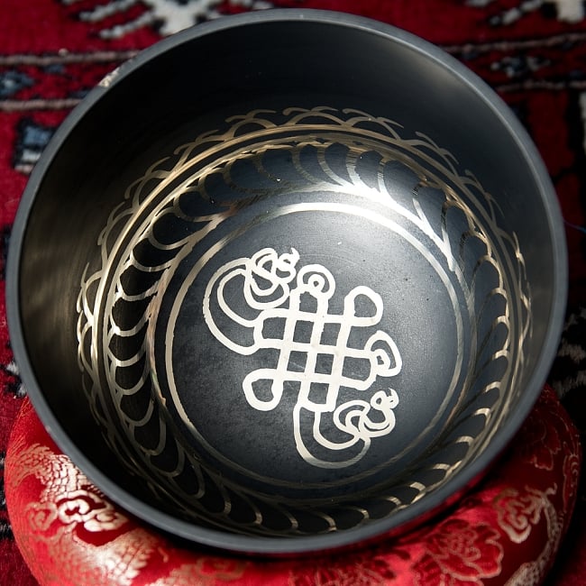 【送料無料】 【一点物】高音質ブラックシンギングボウル【音階 Bb】 495g(スティック付属) / 吉祥柄 チベット シンギングボール ネパール 楽器 仏教 瞑想 民族楽器 インド楽器 エスニック楽器 ヒーリング楽器