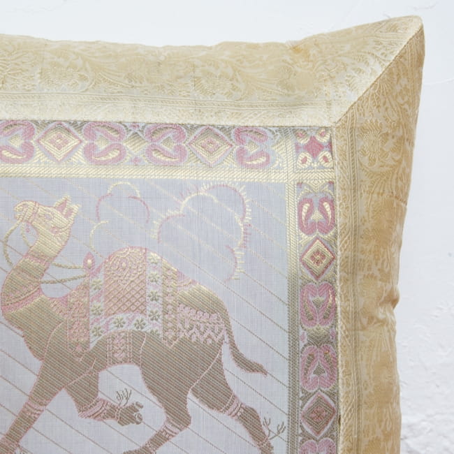金糸入りのインド伝統柄クッションカバー 駱駝と孔雀 / 伝統模様 エスニック インテリア アジアン 布 ファブリック