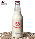 ■豆乳 VITAMILK （バイタミルク） 瓶入り[300ml]の詳細 ブランドVITAMILK (バイタミルク)原材料・成分大豆、砂糖、植物性油、全脂粉乳(乳由来)名称清涼飲料水商品の内容量300ミリリットル温度帯指定常温: 室温での保管が可能ですハラルイスラムの方でも安心のハラル食品です。容器の種類瓶製造国タイおことわりこちらの商品には、一部に日本語表記が使われている場合がございます。商品サイズ約21cm x 6cm x 6cm 約488g賞味期限2024年12月12日かそれ以降の商品をお届けします配送についてあす楽について全体写真です大きさが判るように手に持ってみました ■タイの定番豆乳 タイ人だったら誰でも知っている豆乳の国民的ブランドがこちらのVITAMILK（ビタミルク・バイタミルク）です。タイ人が豆乳をイメージするとこの商品が頭に浮かんでくるのだそうで、老若男女、みんなに愛されている豆乳なのです。 お茶にも砂糖を入れてしまうお国柄タイなので、日本の豆乳と比べると甘めで、これぞアジアの味！と言う感じがします。同じ豆乳でも、タイの豆乳はやっぱりタイの味がするのがなんとも不思議です。 昨今はタイだけではなく、日本、アメリカ、ヨーロッパやアフリカなど、世界各国に輸出され、人気なのだそうですよ。