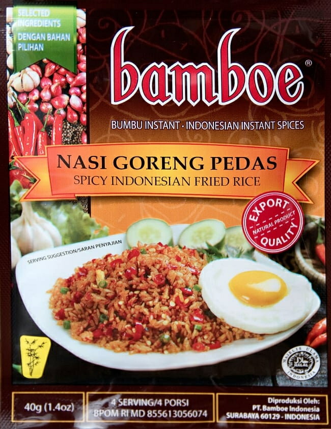 ■【bamboe】インドネシア風辛口チャーハン - ナシゴレンプダスの素　Nasi Goreng Pedas の詳細 ブランドbamboe(バンブー)名称混合調味料原材料名シャロット、唐辛子、に んにく、植物油、食塩、トマト、エビ内容量40g（4人前）栄養成分表示(10g あたり) 熱量:25kcal たんぱく質:1g 脂質:1g 炭水化物:2g 食塩相当量:1.49g原産国名インドネシア保存方法直射日光、高温多湿を避け常温で保存して下さい。備考こちらの商品には、一部に日本語表記が使われている場合がございます。 賞味期限2025年07月01日かそれ以降の商品をお届けします大ロットでのご購入について飲食店様、雑貨店様など、業務用の数の多いご注文も大歓迎です。在庫がある分は即納できます。配送についてあす楽についてナシゴレン,ペダス パッケージ写真ですパッケージを斜めから撮影しました調味料が全てペースト状になっています。すでにいい香り。ペーストを炒めて、そこへ鳥だしと材料を入れて煮こむだけの簡単調理。サイズ比較のために手に持ってみました ■インドネシア版の美味しいチャーハン インドネシアで広く食べられている庶民の味ナシゴレンの素です。材料とご飯と一緒に炒めるだけで簡単にナシゴレンが作れます。 ■調理方法 約 3-4人前 1)ご飯約 450g(2合)と細切れの鶏肉又は牛肉少々、つ けあわせ(目玉焼き、キュウリの薄切り、トマト、レタス等)を用意する。 2)フライパンでお肉を炒め、ご飯と「ナシゴレンプダスの素」を入れ、よくかき混ぜる。お好みで乾燥エビを入れてもよい。 3)弱火で 5-7 分妙める(仕上げにケチャップマニスを少々いれるとよい)。 4)皿に分けてつけあわせを添える。 ☆「ナシゴレンプダスの素」を油で炒めてから入れるとより一層美味しくなります