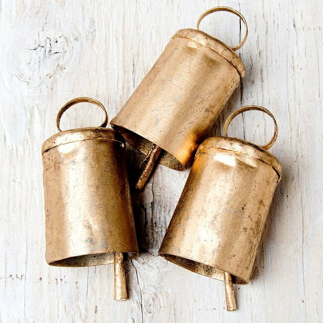 【3個セット】手作りのやさしい音色 インドの銅仕上げベル 【3.5cm*6.5cm】 / ドアベル 熊よけ鈴 ドア鈴 呼び鈴 ハンギング カントリー カウベル ...