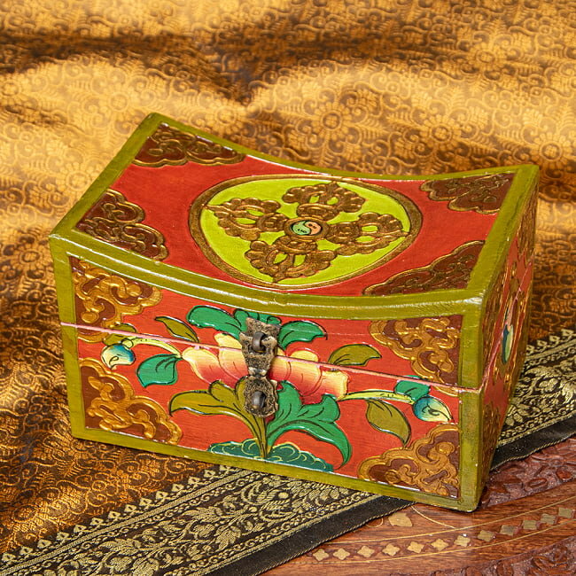 【送料無料】 〔一点物〕チベットの伝統小物入れ 美しい色彩と吉祥文様 凹型 / 木箱 匠 亡命チベット人..