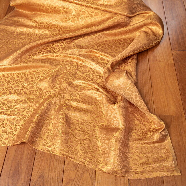 〔1m切り売り〕インドの伝統模様布 光沢感のあるブロケード生地に 美しい金糸の紋織 更紗〔幅約117cm〕 / キラキラ布 豪華な布 計り売り布 アジア ファブリック エスニック