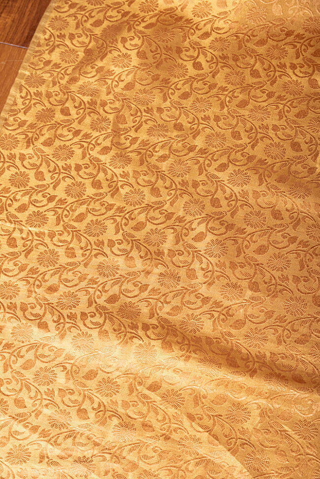 〔1m切り売り〕インドの伝統模様布 光沢感のあるブロケード生地に 美しい金糸の紋織 更紗〔幅約117cm〕 / キラキラ布 豪華な布 計り売り布 アジア ファブリック エスニック