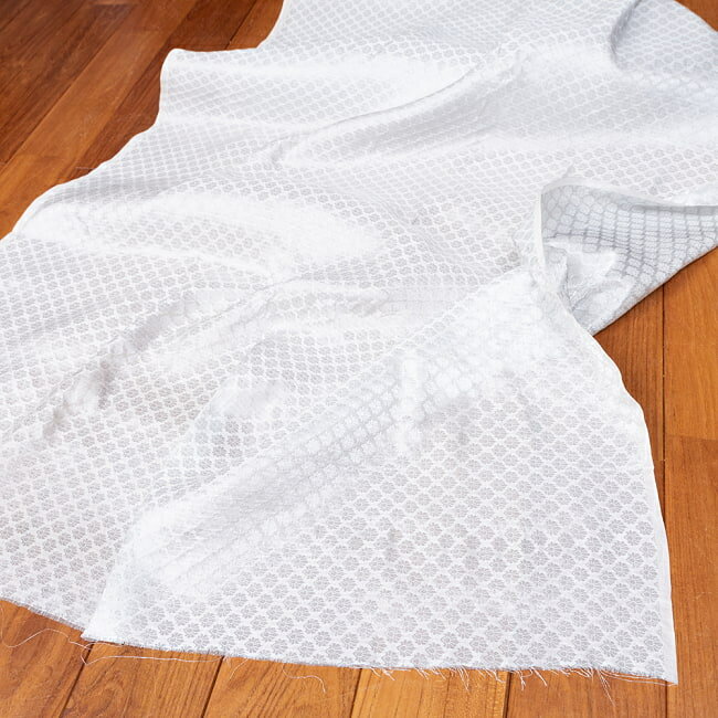 〔1m切り売り〕インドの伝統模様布 光沢感のあるブロケード生地〔約104cm〕ホワイト系 / 商用利用可 白 キラキラ布 豪華な布 テーブルクロス おしゃれ 計り売り布 アジア布 手芸 計り売りの布 ファブリック エスニック