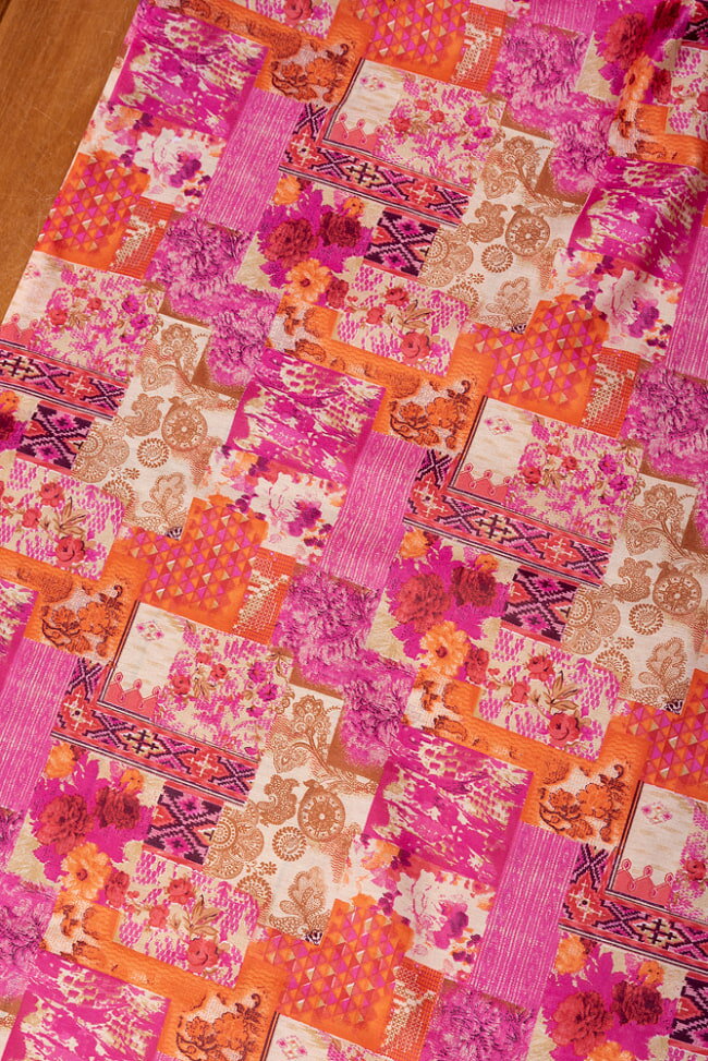 〔1m切り売り〕インドの伝統模様布〔約106cm〕ピンク×橙×ベージュ系 / キラキラ布 豪華な布 計り売り布 生地 アジア ファブリック エスニック