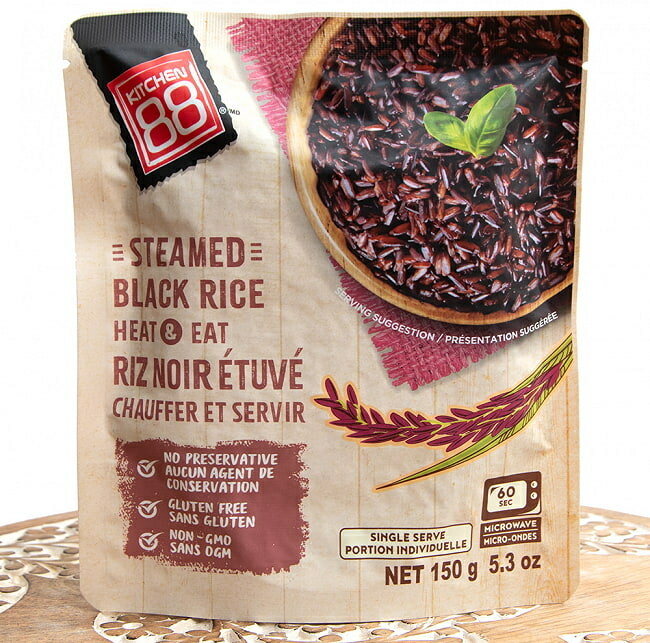 ■ブラックライス 黒米 ライスベリー レトルト 150g 一人前 - STEAMED BLACK RICE HEAT&EAT【KITCHEN88】[2個までメール便OK]の詳細 ブランドKITCHEN88(キッチン ハチハチ)原材料・成分玄米(タイ産)、米油名称包装米飯商品の内容量150グラム温度帯指定常温: 室温での保管が可能です使用方法電子レンジで温めるか、湯煎で簡単に頂けます容器の種類パック製造国タイ商品サイズ約16cm x 14cm x 2.50cm 約150g賞味期限2025年01月20日かそれ以降の商品をお届けします大ロットでのご購入について飲食店様、雑貨店様など、業務用の数の多いご注文も大歓迎です。在庫がある分は即納できます。配送についてあす楽について美味しいタイの黒米がチン♪でお手軽に食べられる黒米です斜めから撮影しました裏面の栄養表示ですサイズ比較のために手に持ってみました中の黒米を開てみました。黒米の玄米なのでもっちり、プチッっとした食感です中の黒米を開てみました。黒米の玄米なのでもっちり、プチッっとした食感で美味しかったです♪ ■すぐに食べられるタイの黒米 ありそうでなかなかなかった、レンジでチン♪してすぐに食べられるタイの黒米です。 こちらのブラックライスはライスベリーとも呼ばれ、「ジャスミン米」と「黒米」を自然交配させて生まれた新品種です。ジャスミン米の香り、黒米の高い栄養価を受け継いだ玄米です。 実際に食べてみると、もっちりとした食感と、玄米の感じが程よくミックスしていて大変美味しく頂けました。 ●レトルトなので湯せん　もしくはレンジで簡単にタイ料理ができあがり♪ ●沸騰したお湯で湯せんする場合は2-3分●レンジ調理の場合は2分 ■ご注意※熱湯の扱いには十分ご注意ください。又、パウチの中の料理も熱くなっていますのでやけどなどに十分ご注意ください。※電子レンジ調理の際は、電子レンジ対応の別容器に移し替えて調理してください。※パウチの切れ口等でけがをなさらないようにご注意ください。