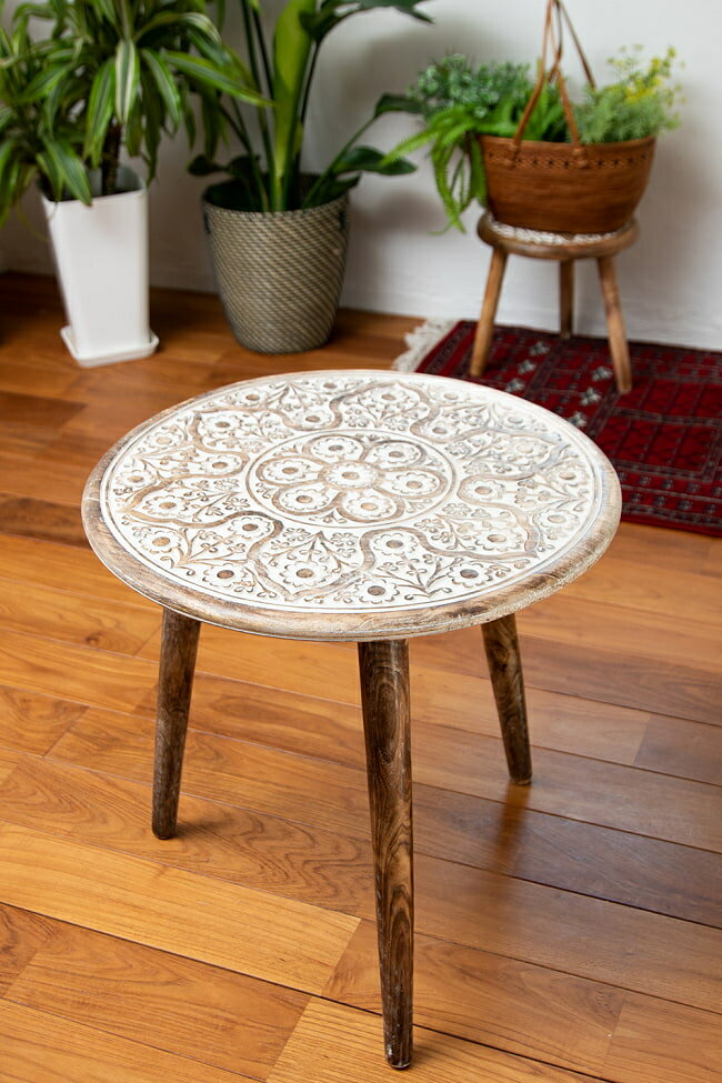  フラワーマンダラの彫刻が美しいサイドテーブル ホワイト / アジアン家具 ナチュラル 木製 インテリア ハンドメイド エスニック