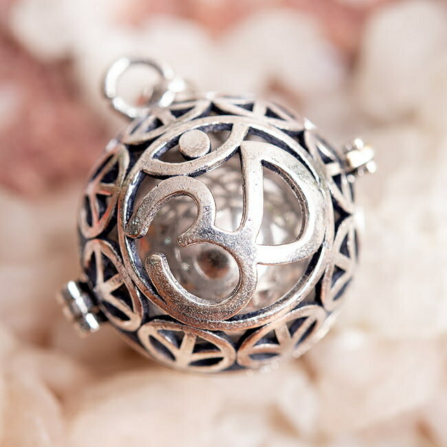 エスニック文様のガムランボール ペンダントトップ シルバーオーン / ネックレス インド アクセ 鈴 猫 ..